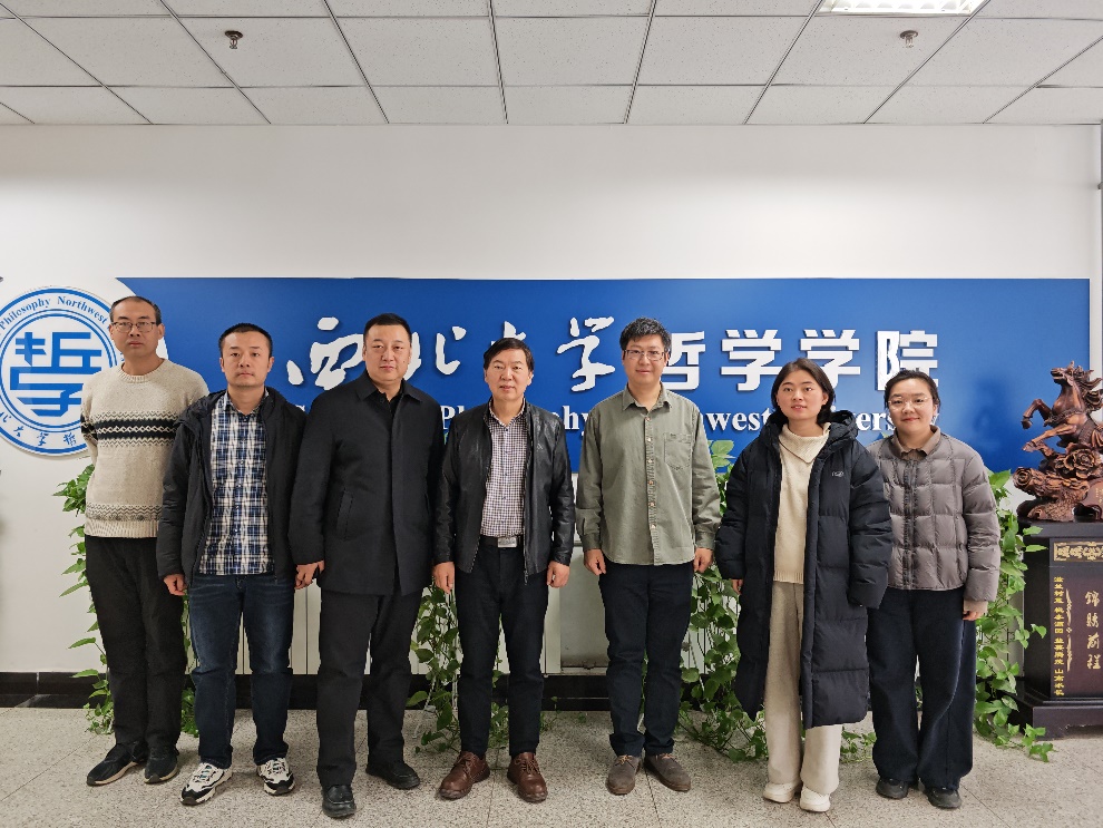 一群人站在一起描述已自动生成